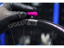 MUC-OFF TUBELESS TAG HOLDER - Skrytý držák na lokátor na kolo (1)